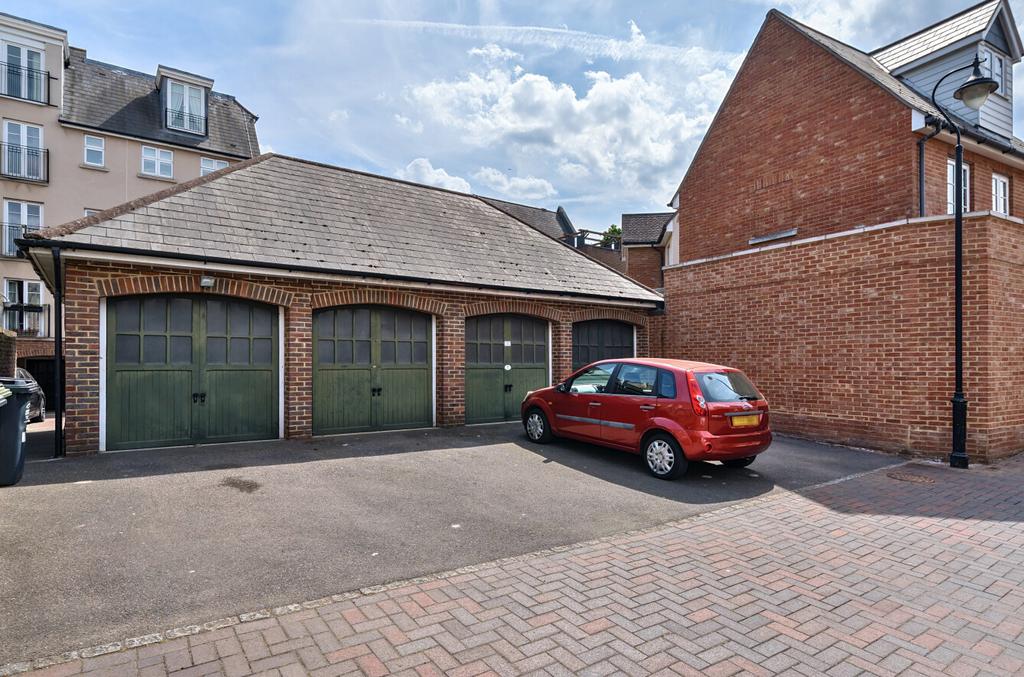 Garage / Parking
