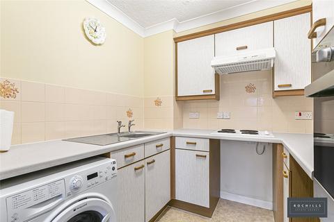 1 bedroom apartment for sale, Mervyn Road, Shepperton, Surrey, TW17
