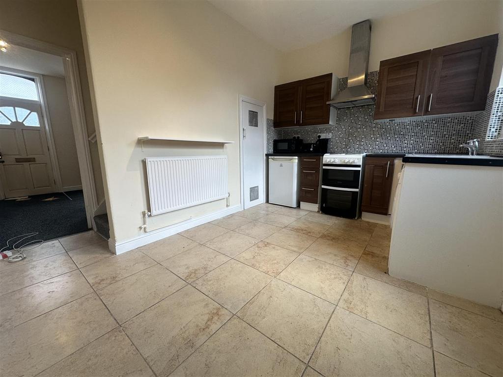 Kitchen 2.jpeg