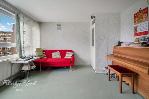 2 bedroom flat for sale, Weatherley Close, London