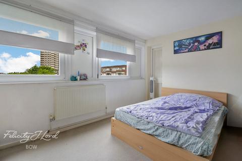 2 bedroom flat for sale, Weatherley Close, London