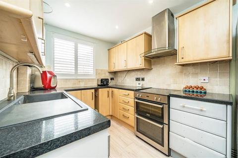 23 Lucorn Close, London, SE12 0SX