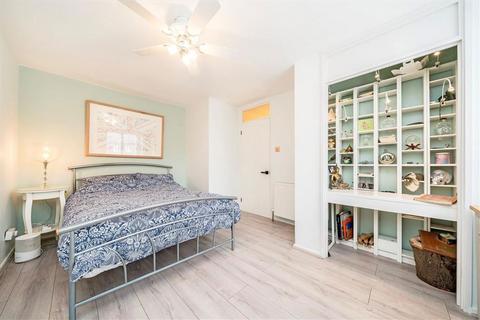 23 Lucorn Close, London, SE12 0SX