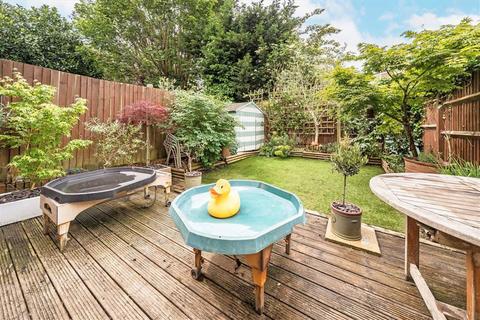 23 Lucorn Close, London, SE12 0SX