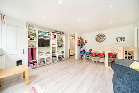 23 Lucorn Close, London, SE12 0SX