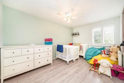 23 Lucorn Close, London, SE12 0SX