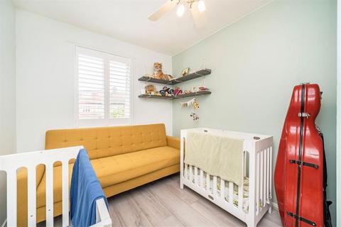 23 Lucorn Close, London, SE12 0SX