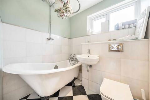 23 Lucorn Close, London, SE12 0SX