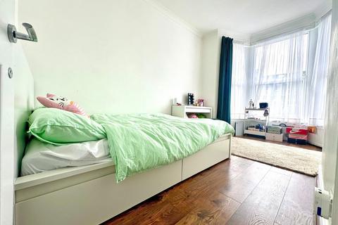 64b Elgin Road, Ilford, IG3 8LN
