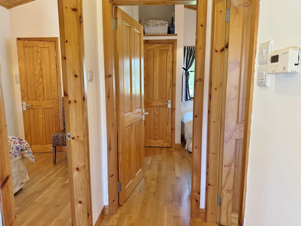 Hallway to bedrooms and bathroom