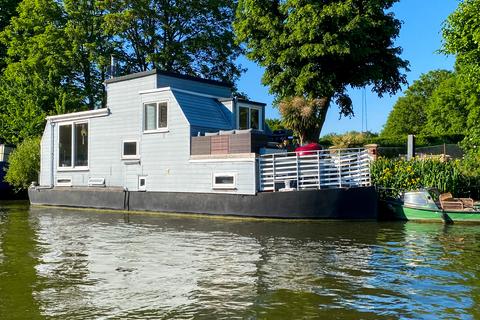 undefined, Chertsey Road, Shepperton TW17