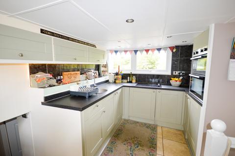 undefined, Chertsey Road, Shepperton TW17