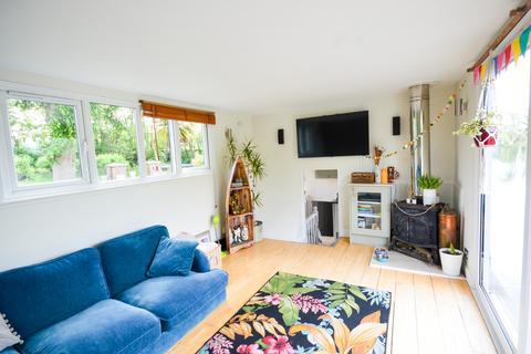 undefined, Chertsey Road, Shepperton TW17