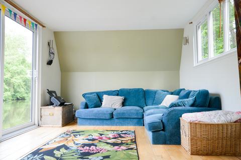 undefined, Chertsey Road, Shepperton TW17