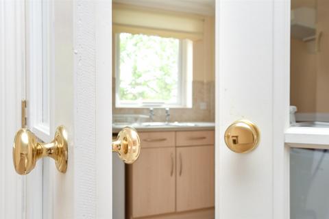 1 bedroom flat for sale, London Road, Redhill, Surrey
