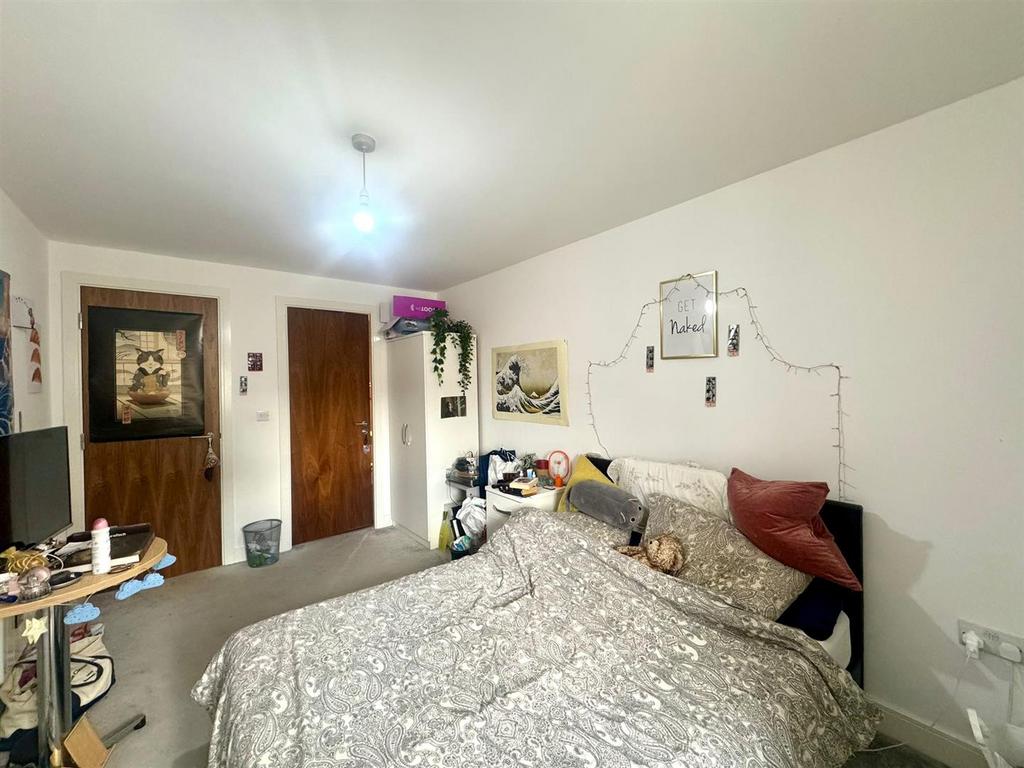 Main bedroom pic 2.jpeg