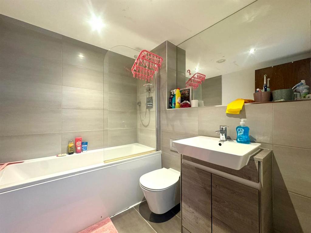 Main bathroom.jpeg