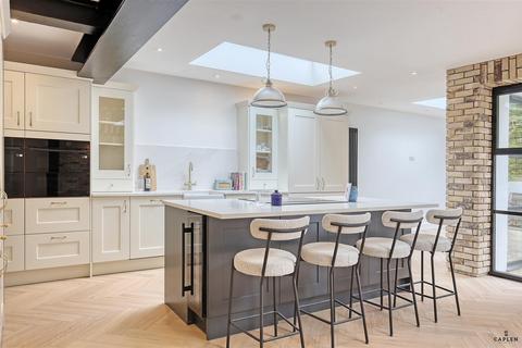 18 Roding View, Buckhurst Hill, IG9 6AQ