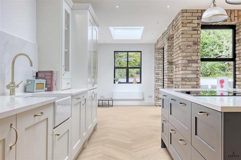 18 Roding View, Buckhurst Hill, IG9 6AQ