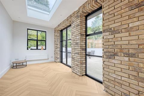 18 Roding View, Buckhurst Hill, IG9 6AQ