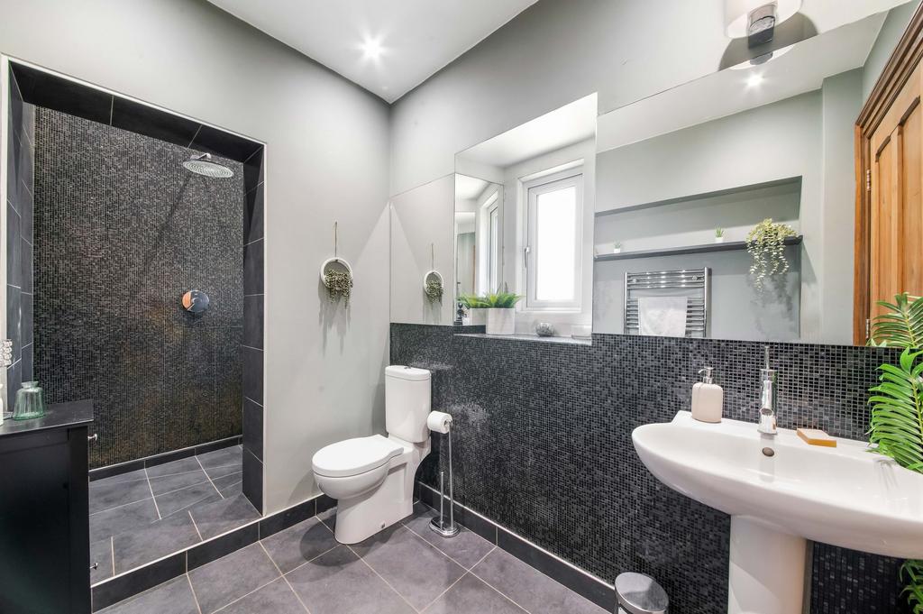 Cloak/shower room