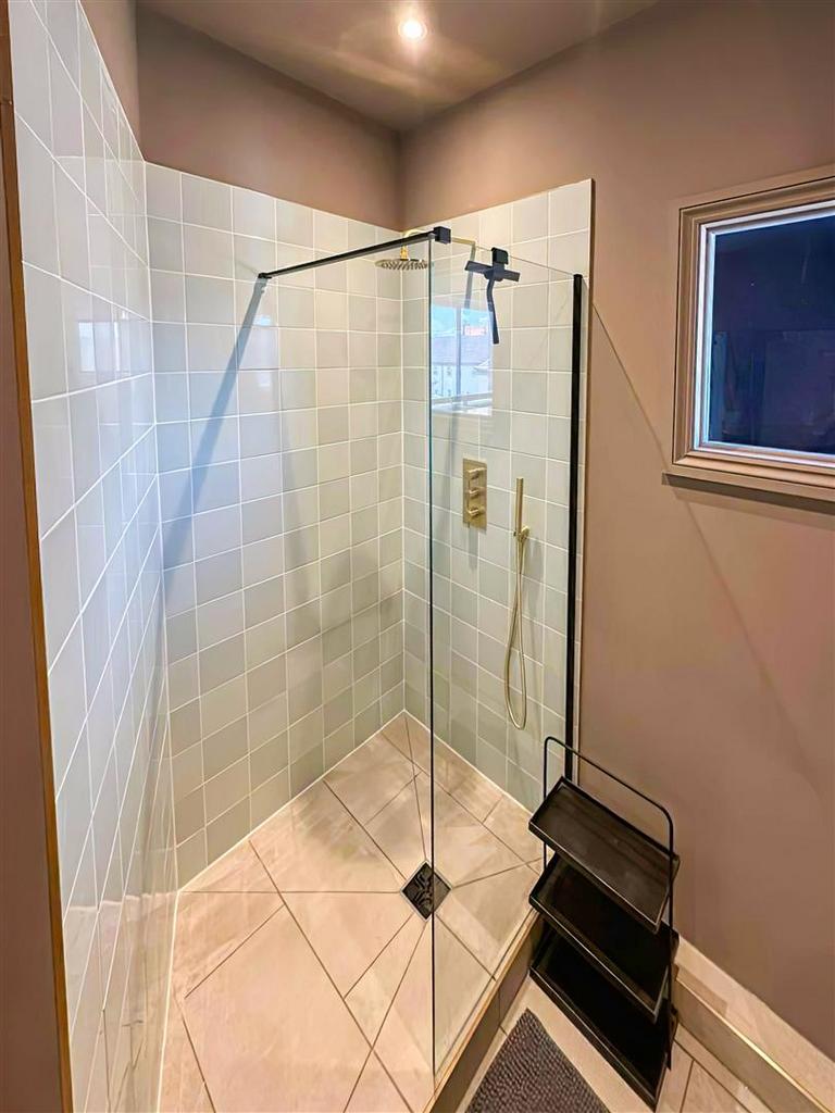 Main ensuite shower