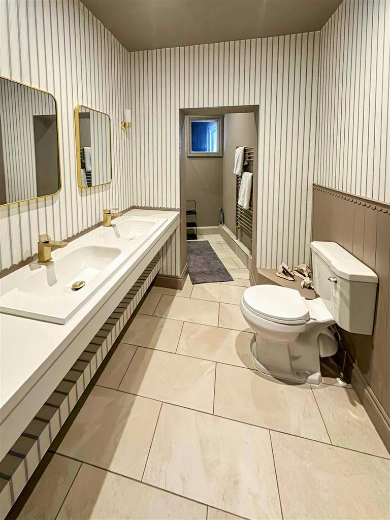 Main ensuite
