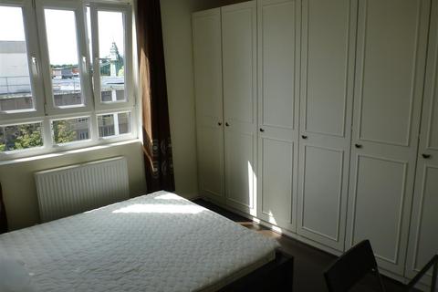 3 bedroom flat to rent, Queen Caroline Street, London
