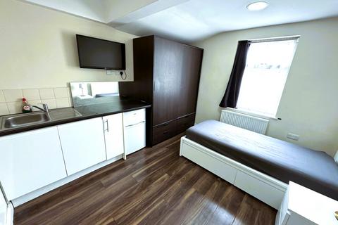 Studio to rent - Empress Avenue, Ilford IG1