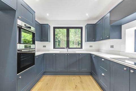 undefined, Ringwood Way, Hampton TW12