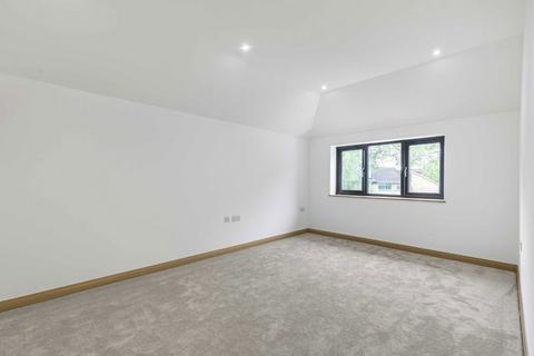 undefined, Ringwood Way, Hampton TW12
