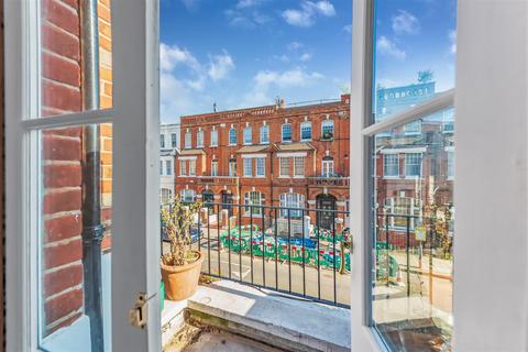 3 bedroom flat to rent, Perham Road, London