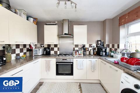 4 bedroom terraced house to rent, Cowdray Way, Hornchurch, RM12