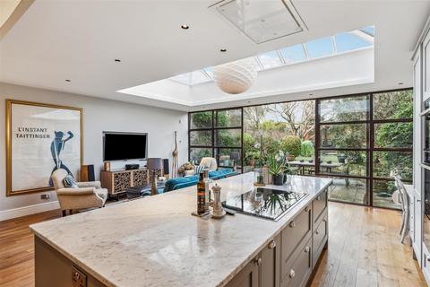 81 Stile Hall Gardens, London, W4 3BT