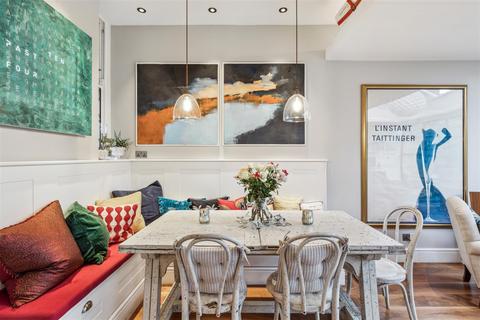 81 Stile Hall Gardens, London, W4 3BT