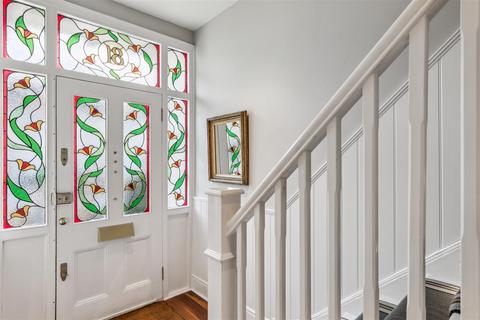 81 Stile Hall Gardens, London, W4 3BT