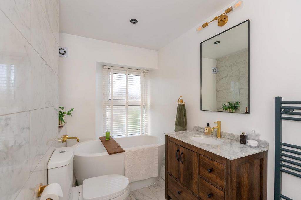 1 B0 R8 WE - Bathroom B.jpg