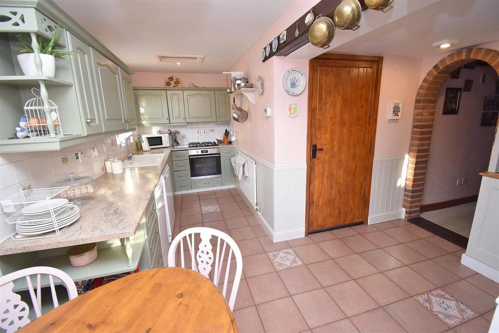 Kitchen2.JPG