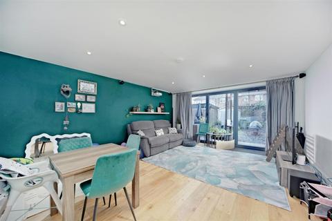 1c Pilgrim Close, Morden, SM4 6QA