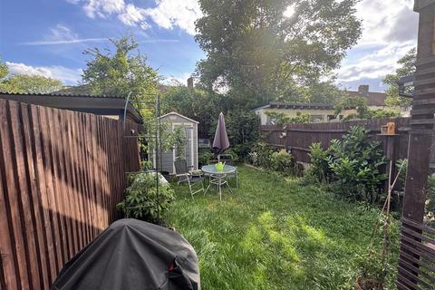 1c Pilgrim Close, Morden, SM4 6QA