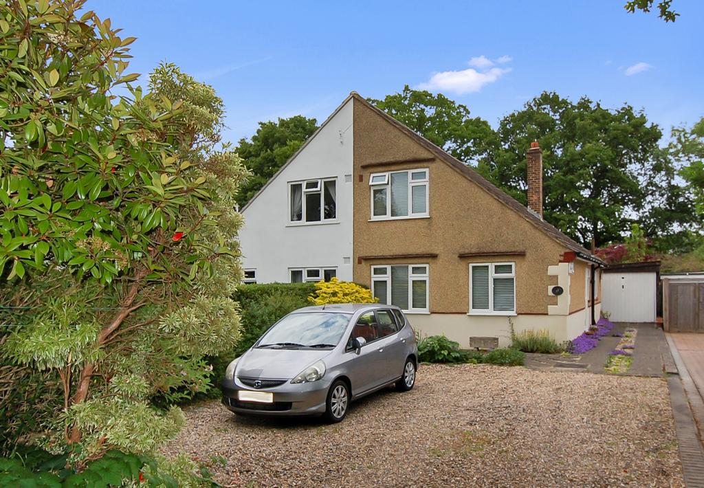 Spacious semi-detached house with a large garden