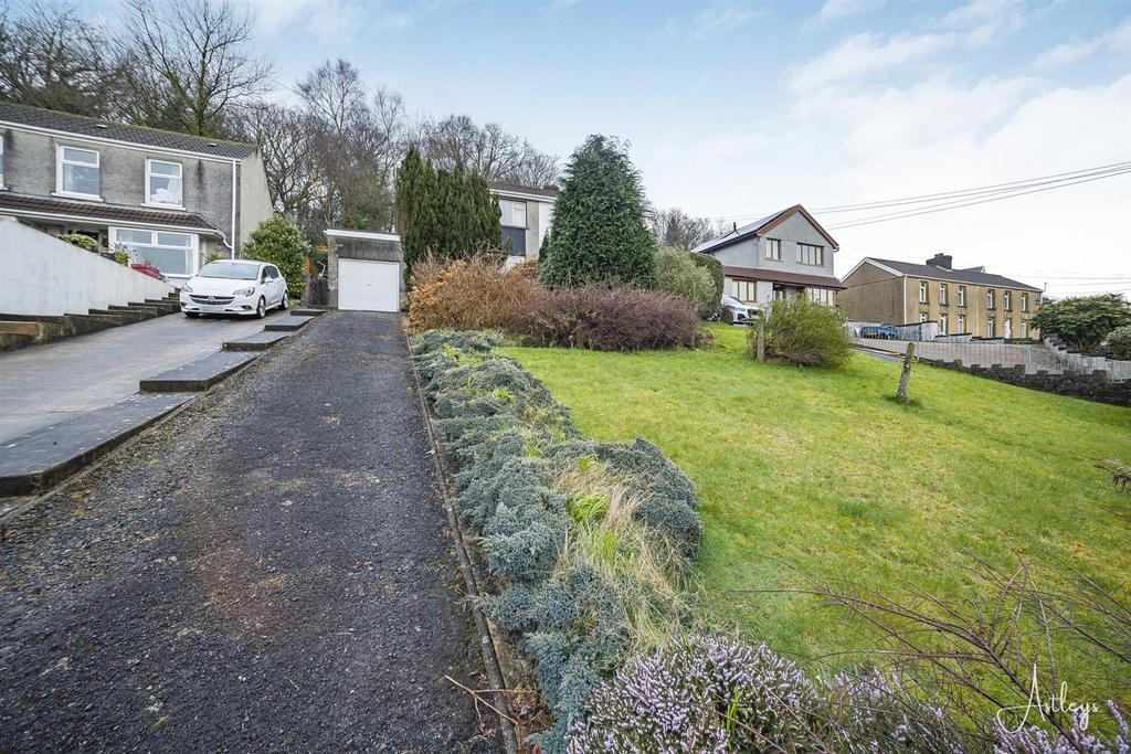 Front garden/drive