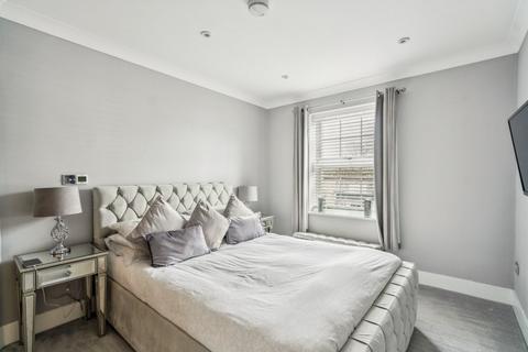2 bedroom apartment to rent, The Broadway, Farnham Common, SL2