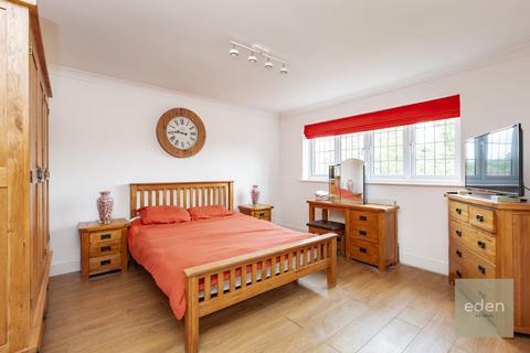 15 Pitfield Drive, Meopham, Gravesend, DA13 0AY