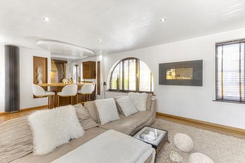 27 Codling Close, London, E1W 2UX