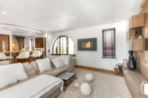 27 Codling Close, London, E1W 2UX