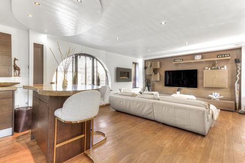 27 Codling Close, London, E1W 2UX