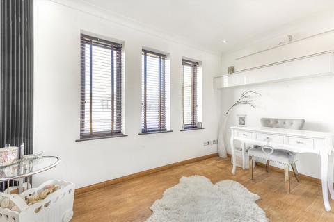 27 Codling Close, London, E1W 2UX