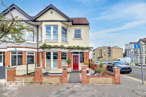 4 bedroom semi-detached house for sale, Medora Road, Romford, RM7 7EP