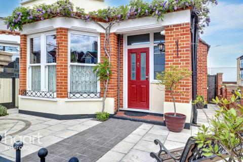 4 bedroom semi-detached house for sale, Medora Road, Romford, RM7 7EP